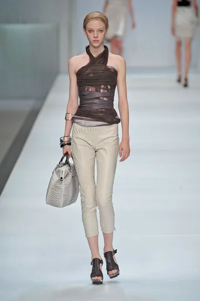 Look 16
